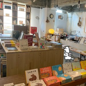 カトリさん、本と出会うーKAGIYAビルへの旅（BOOKS AND PRINTS編）