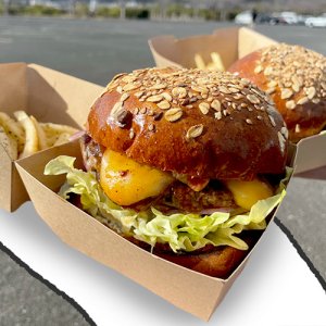 カトリさん、ジューシーなハンバーガーを堪能ーMORI’S BURGERへの旅